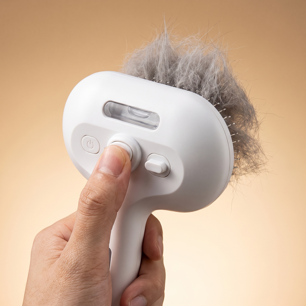Druk op de haar-verwijder knop achterop en het haar komt los