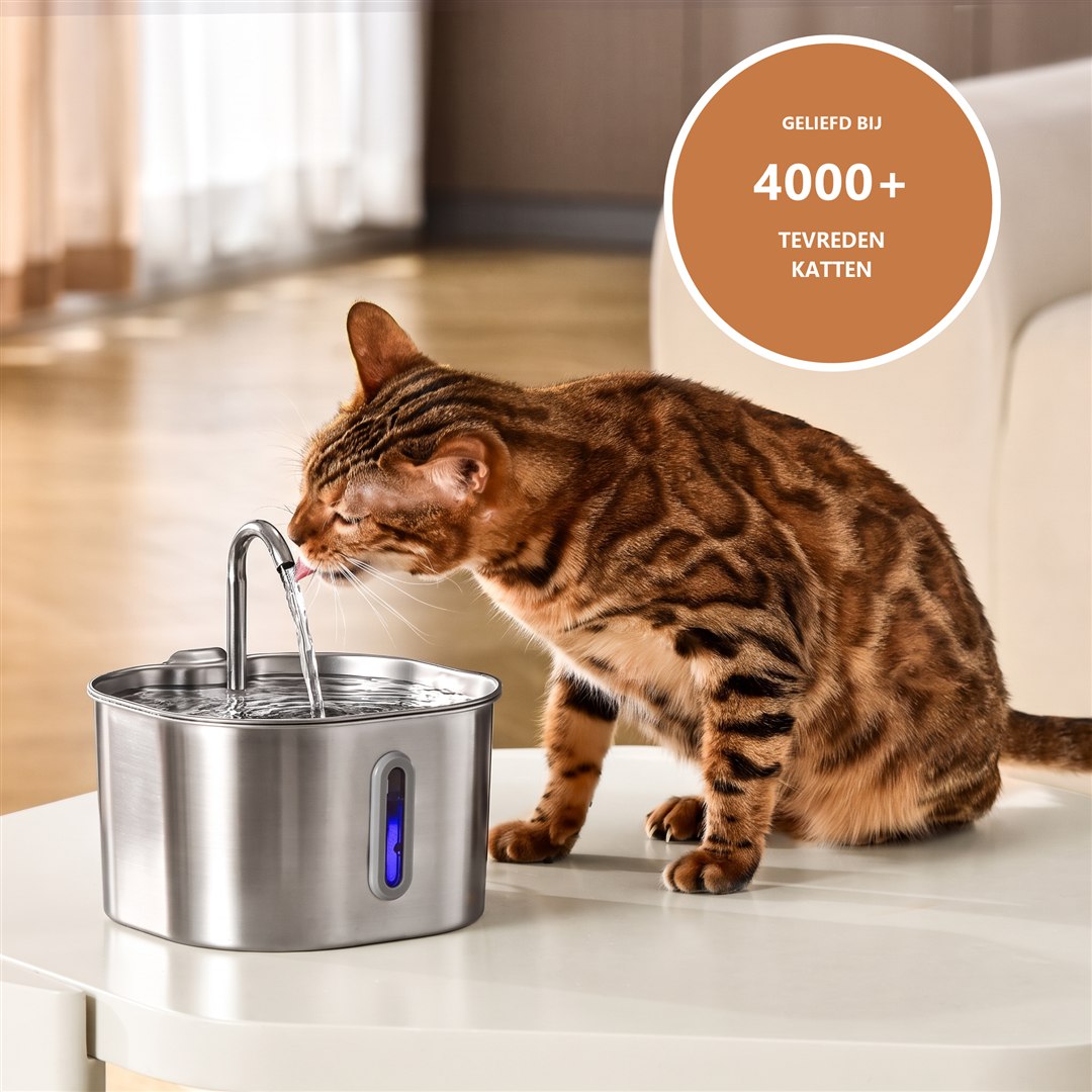 Kat drinkt van de PurrSpring Drinkfontein